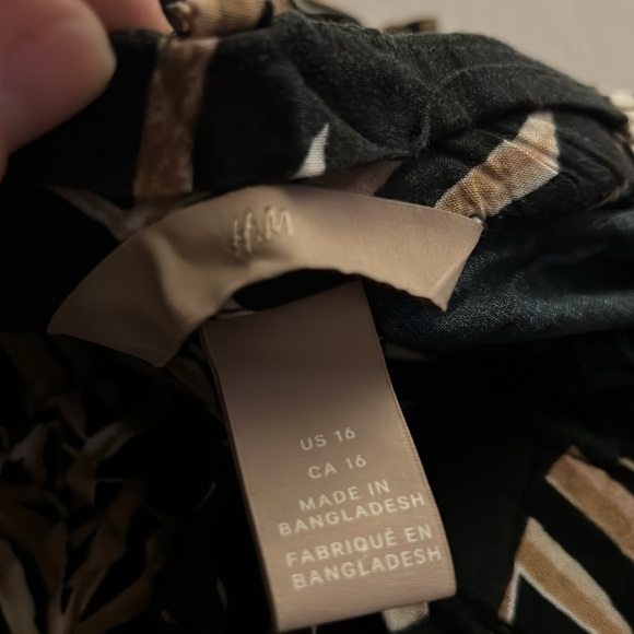 H&M black and gold palm print shorts with matching sash. - Picture 2 of 2